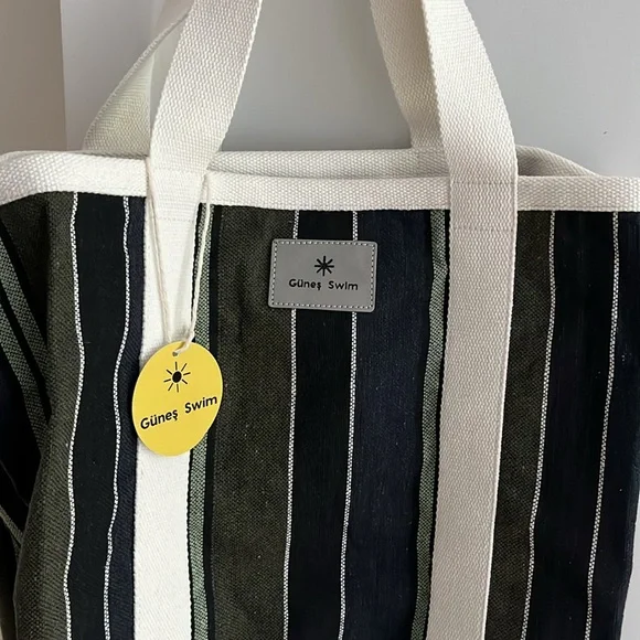 Madewell, Wolf & Badger, Gunes Swim Kit Beach Tote in cracked pepper - Picture 3 of 7